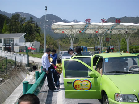 谭家桥高速道口汤口镇岔村,黄山布水峰村民家车友就餐"山崖神奇,仙宫
