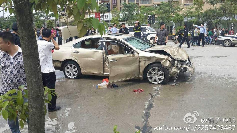 图为撞人车辆