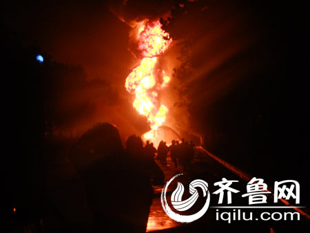 油罐车满载35吨汽油爆炸起火 淄博12辆消防汽车救援