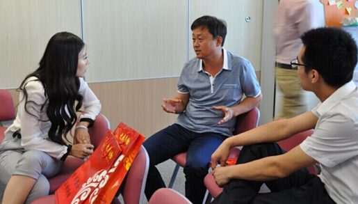 上图:企业主交换名片并交流