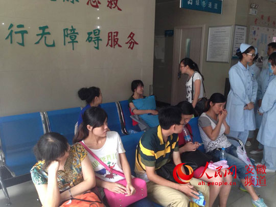 事发公交车上的乘客在医院进行检查